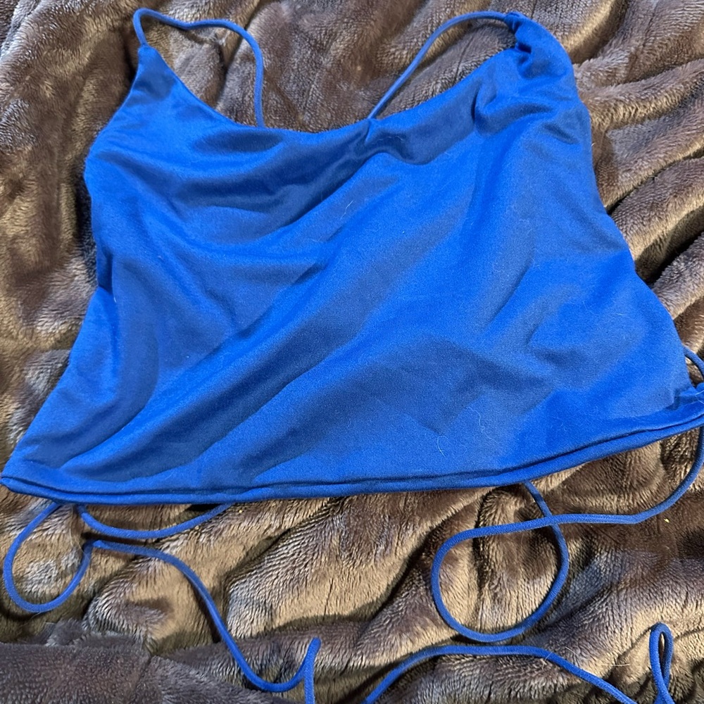 CROPPED OPEN TIE BACK CROP TOP